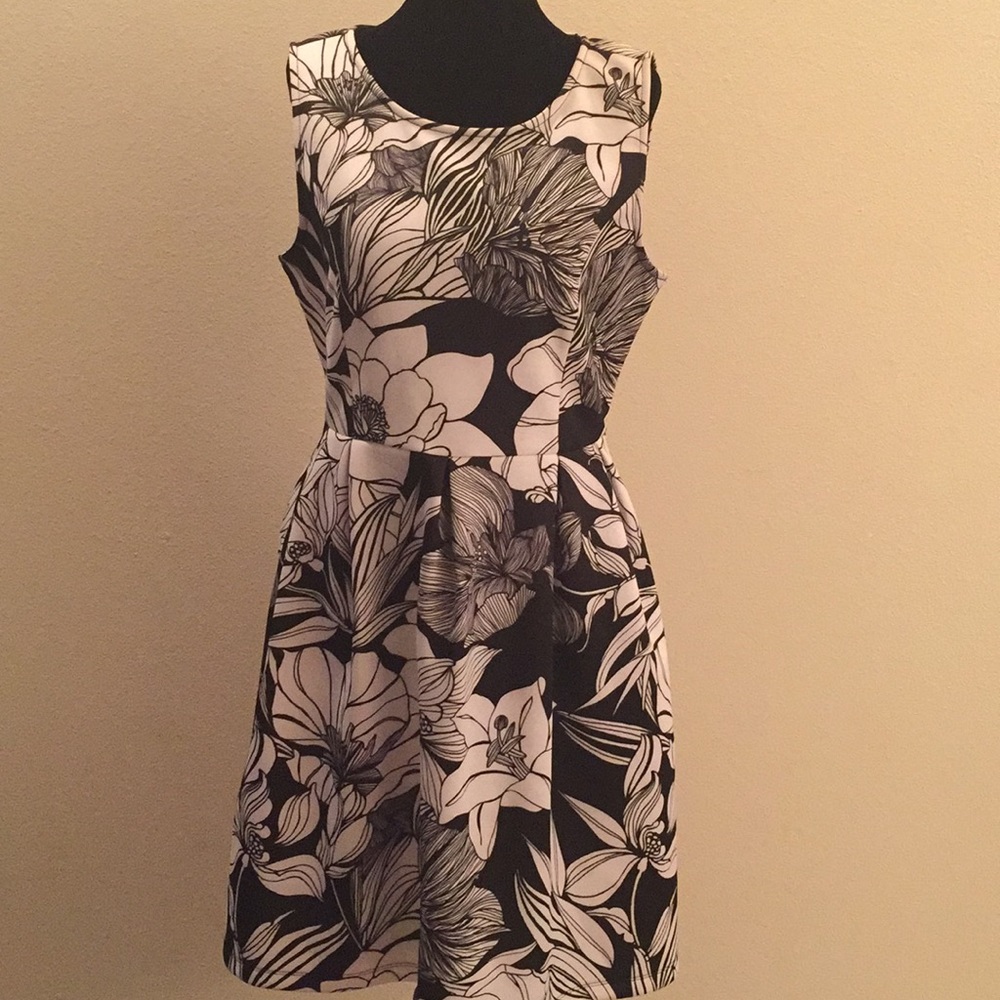 Black and white sleeveless flower print dress